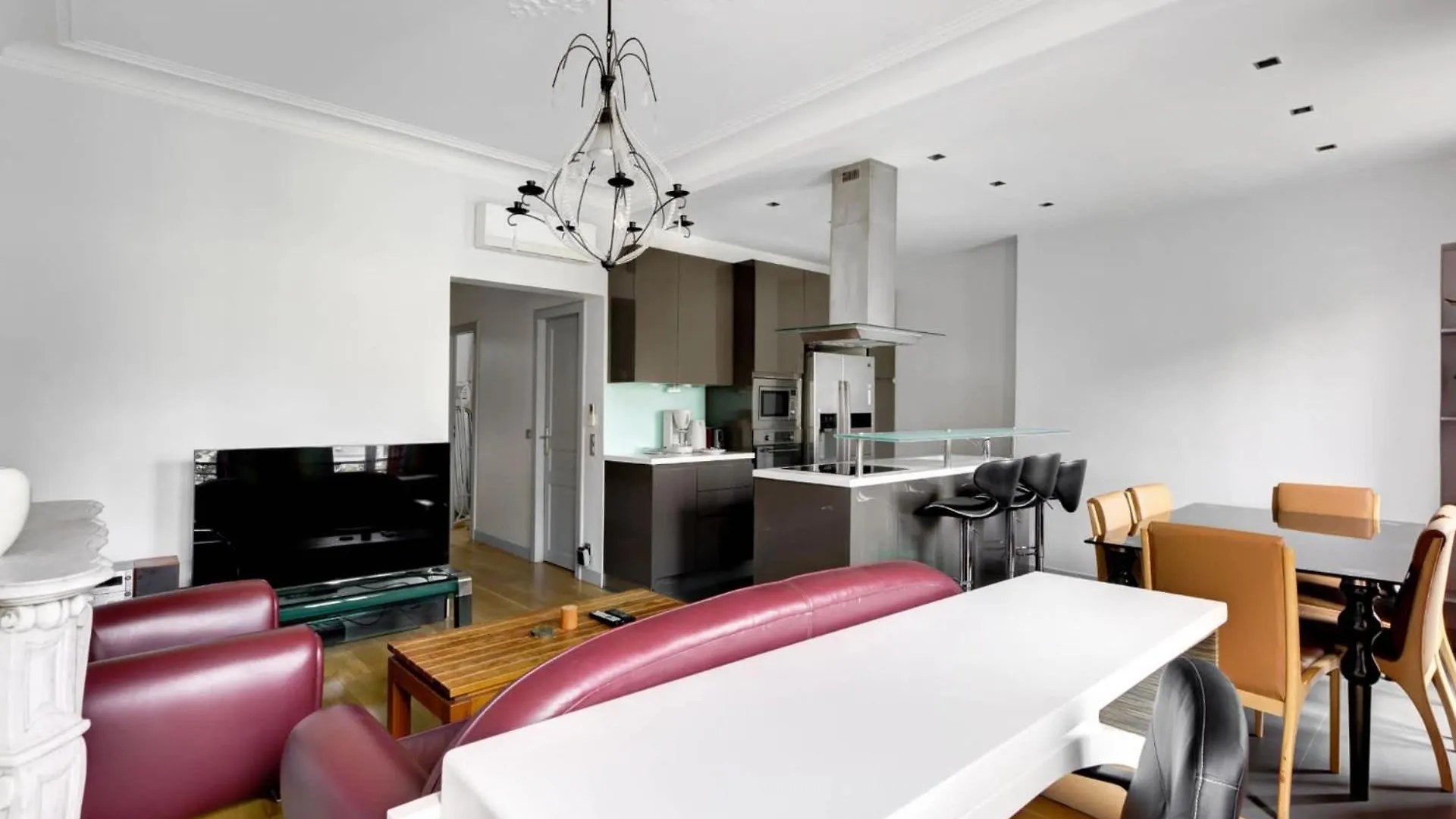 Appartement Logement Moderne Avec Cuisine Equipee Et Balcon Parijs